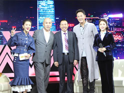 新望董事長(zhǎng)羅永輝與著名歌星劉尊老師、汪正正老師、郭津彤老師、主持人雅琪在北京電視臺(tái)錄制節(jié)目現(xiàn)場(chǎng)親切合影